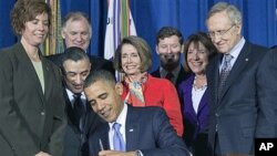 Lawmakers, supporters look on as President Barack Obama signs 'don't ask, don't tell' repeal legislation that would allow gays to serve openly in the military, at the Interior Department in Washington, DC, Dec. 22, 2010 (file photo)