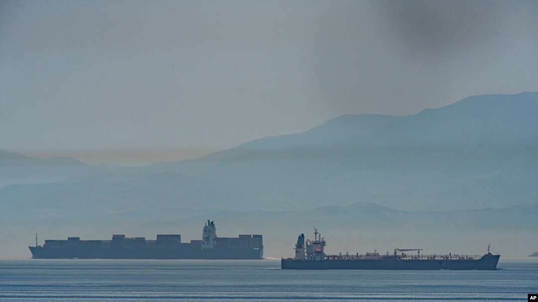 Vista del Clavel, a la derecha, uno de los buques enviados a Venezuela, navegando en aguas internacionales que cruzan el tramo de Gibraltar el 20 de mayo de 2020.
