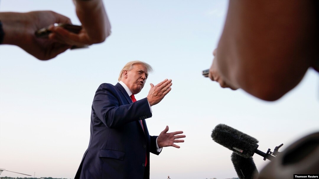 El presidente de Estados Unidos, Donald Trump, aborda el Air Force One a su salida de Bedminster, Nueva Jersey, donde pasó el fin de semana.
