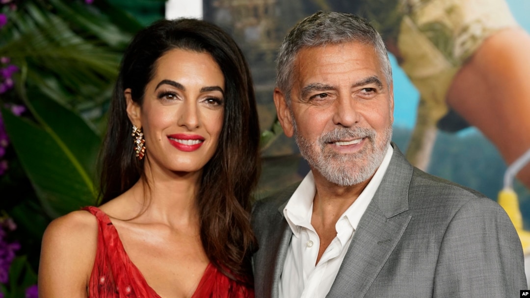 ARCHIVO - George Clooney, a la derecha, y su esposa Amal, asisten al estreno de la película Ticket al Paraíso, el 17 de octubre de 2022, en Los Ángeles. Ambos crearon y dirigen la Fundación Clooney para la Justicia, que investiga crímenes de lesa humanidad en Venezuela.