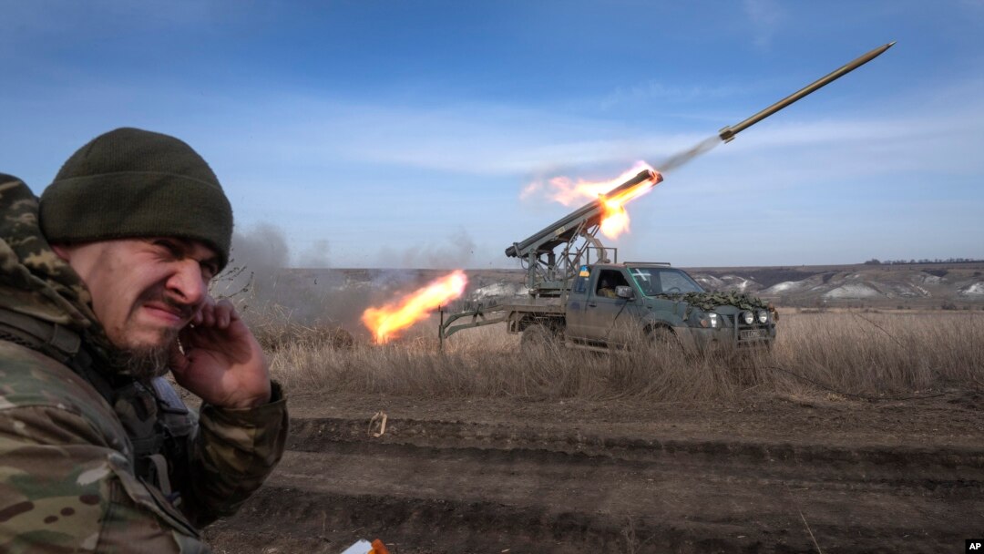 เจ้าหน้าที่ยูเครนจาก 56th Separate Motorized Infantry Mariupol Brigade ยิงจรวดจากรถกระบะไปยังเป้าหมายรัสเซีย บริเวณแนวหน้าสงครามในบาคห์มุต เขตปกครองดอแนตสก์ ยูเครน เมื่อ 5 มี.ค. 2024 (เอพี)