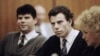 Los hermanos Lyle Menéndez, a la izquierda, y Erik Menéndez se sientan junto a la abogada defensora Leslie Abramson, a la derecha, en el Tribunal Municipal de Beverly Hills durante una audiencia, el 26 de noviembre de 1990. (ARCHIVO: AP)