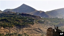 Di vê wêneya arşîvê de, leşkerên Tirk di operasyoneke dijî serhildayên PKK'ê de xwane dibin
