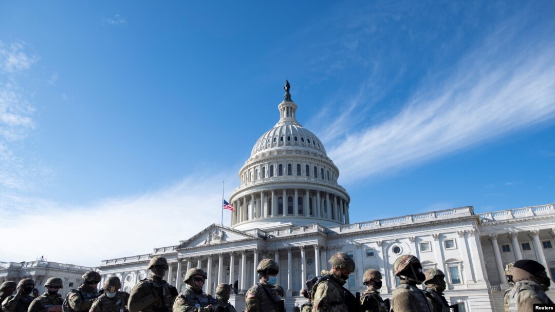 Tropas de la Guardia Nacional refuerzan la seguridad alrededor del Capitolio de Estados Unidos antes de la toma de posesión del presidente electo Joe Biden y la vicepresidenta electa Kamala Harris, el domingo 17 de enero de 2021.