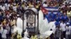 Feligreses en La Habana, cargan en andas una figura de la Virgen de la Caridad del Cobre, patrona de Cuba, en una imagen de archivo de septiembre de 2015.