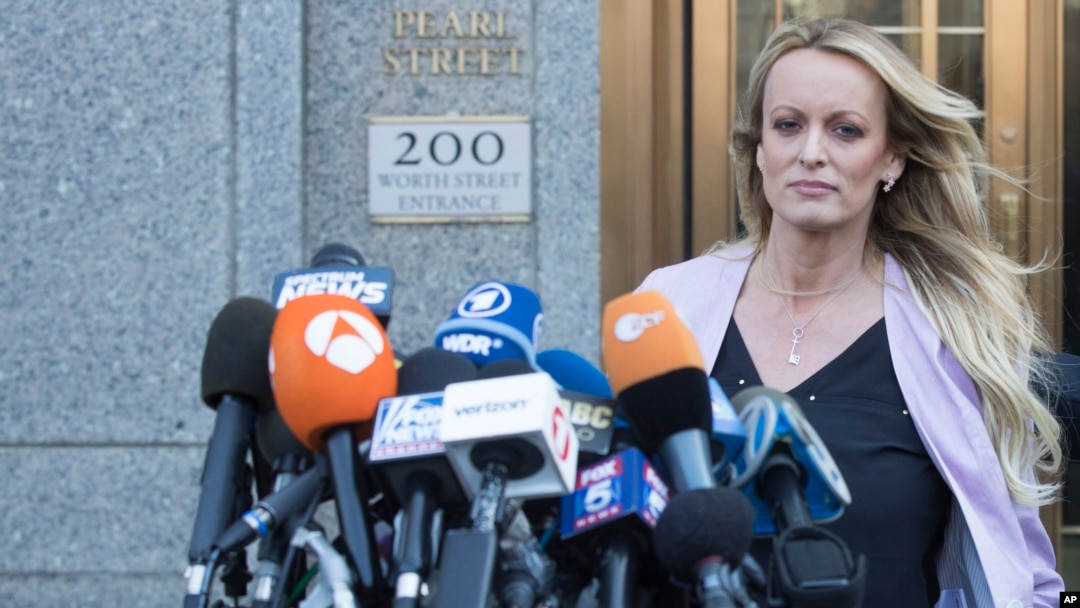 La actriz porno Stormy Daniels fue blanco de críticas del presidente Donald Trump, después de que ella hablara en el programa "The View" de ABC, el miércoles, 18 de abril, de 2018.