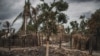 Casa destruída por insurgentes na Aldeia da Paz, em Macomia, Cabo Delgado (AFP).
