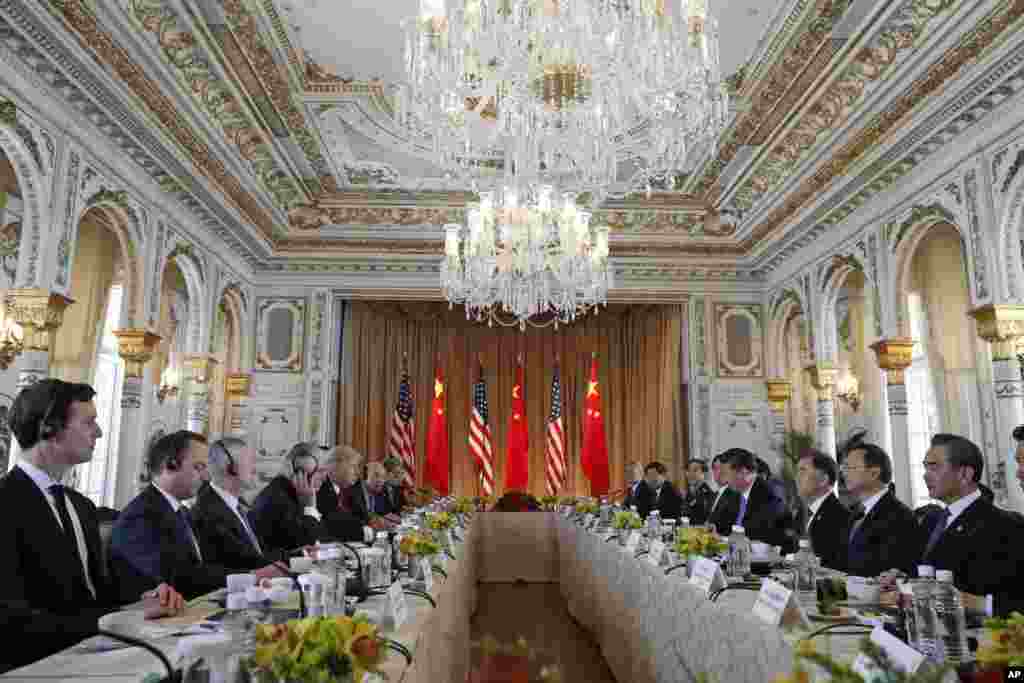 美国总统川普及其手下高官同中国主席习近平及其手下高官在海湖庄园举行双边会谈(2017年4月7日)。图上有美国国防部长马蒂斯和中国军委联合参谋部参谋长房峰辉。中国官方媒体称，双方就建立两军参谋部之间新的对话机制平台达成了协议，为推动未来两军关系的发展提供新的动力。但美军参谋长联席会议新闻发言人4月10日对美国之音说，目前尚不能证实跟中国军队建立这一新平台的说法。