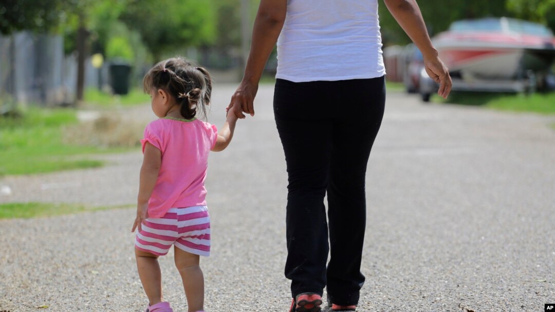 ARCHIVO - Un mujer en Sullivan City, Texas, el 16 de septiembre del 2015, que dice haber entrado a Estados Unidos ilegalmente, con su hija que nació en el país pero se le negó una partida de nacimiento.