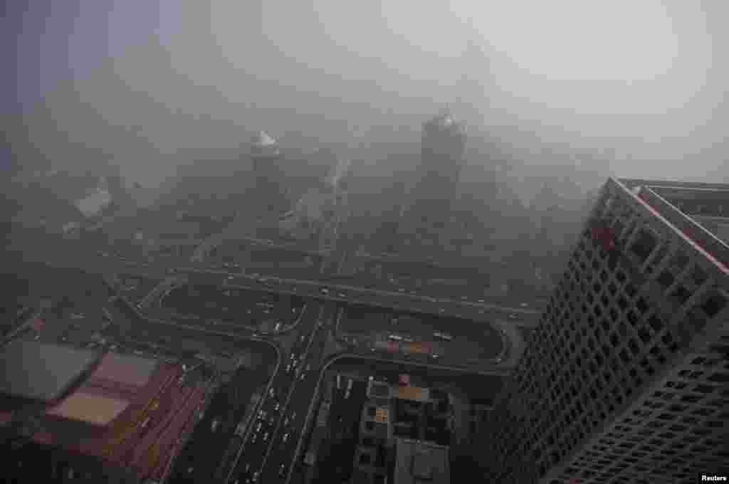 2011年10月29日，大楼和国贸桥掩映在北京浓厚的雾霭之中。