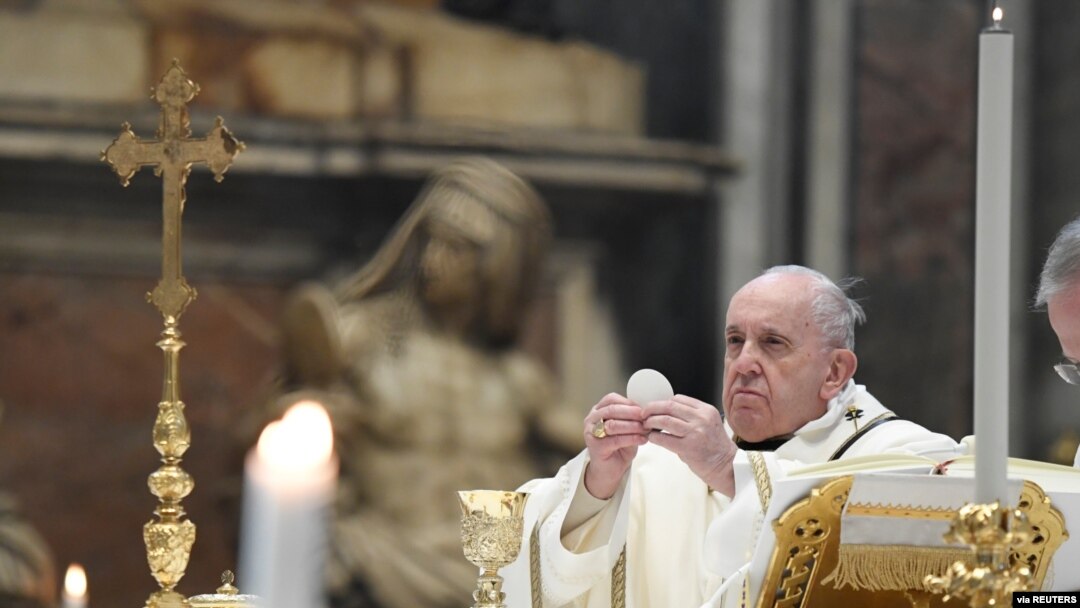 El papa Francisco realiza una misa para la fiesta de la Epifanía en la Basílica de San Pedro en el Vaticano, el 6 de enero de 2021.