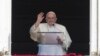 El papa Francisco bendice a los fieles en la Plaza de San Pedro del Vaticano durante su rezo del Ángelus el 20 de agosto de 2023.