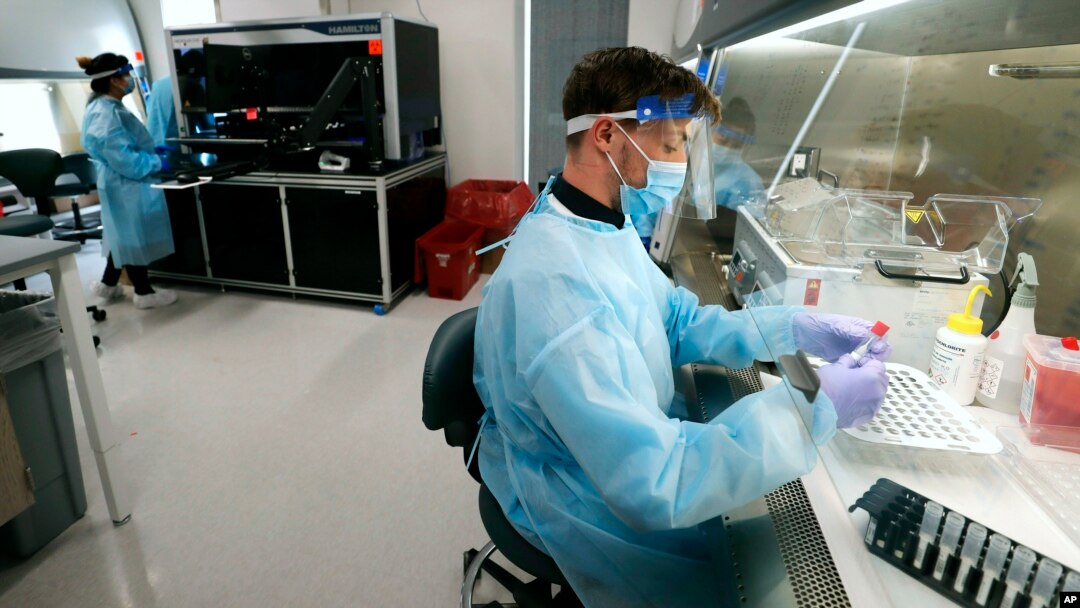 El estudio examinó muestras de sangre de antes de la pandemia de personas que habían sufrido previamente de un resfrío común.