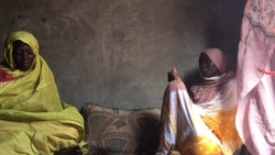 M’Barka Mint Yarba and her mother Oulmoulkhair sit on the floor of their still unfinished home in Mellah (E. Sarai/VOA)