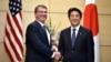 日本首相安倍晉三4月8日在東京與到訪的美國國防部長卡特會面。