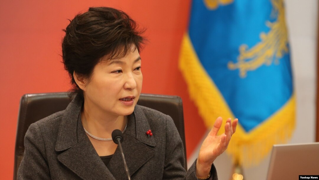 박근혜 한국 대통령이 8일 청와대에서 열린 제53회 국무회의에서 모두발언을 하고 있다. (자료사진)