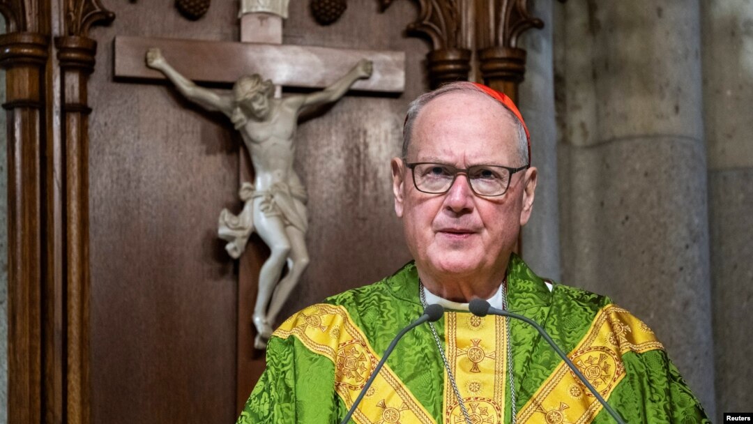 Kardinal Timoti Dolan tokom mise u Njujorku, 23. februar 2025. (REUTERS/Eduardo Munoz)
