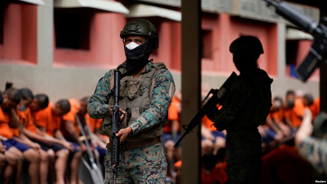ARCHIVO - Soldados vigilan el bloque de celdas 3 de la prisión militarizada Litoral, captados el 9 de febrero de 2024, en Guayaquil como parte de las medidas tomadas por el presidente de Ecuador, Daniel Noboa, para reprimir las pandillas.