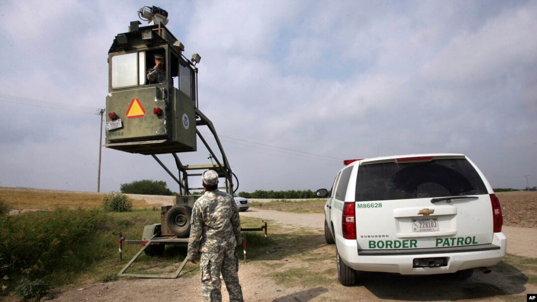 Un miembro de la Guardia Nacional supervisa a su colega dentro del palco de la Patrulla Fronteriza cerca del Puente Internacional Hidalgo en Hidalgo, Texas, el 19 de abril de 2011.