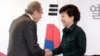 4일 한국 서울에서 윌리엄페리 전 미 국방장관(왼쪽)을 접견한 박근혜 한국 대통령 당선인.