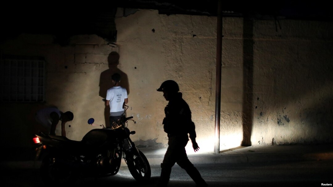 Miembros de la Fuerza de Acción Especial (FAES) de la Policía Nacional de Venezuela detienen a personas durante un patrullaje nocturno, en Barquisimeto, Venezuela. Septiembre 20, 2019.