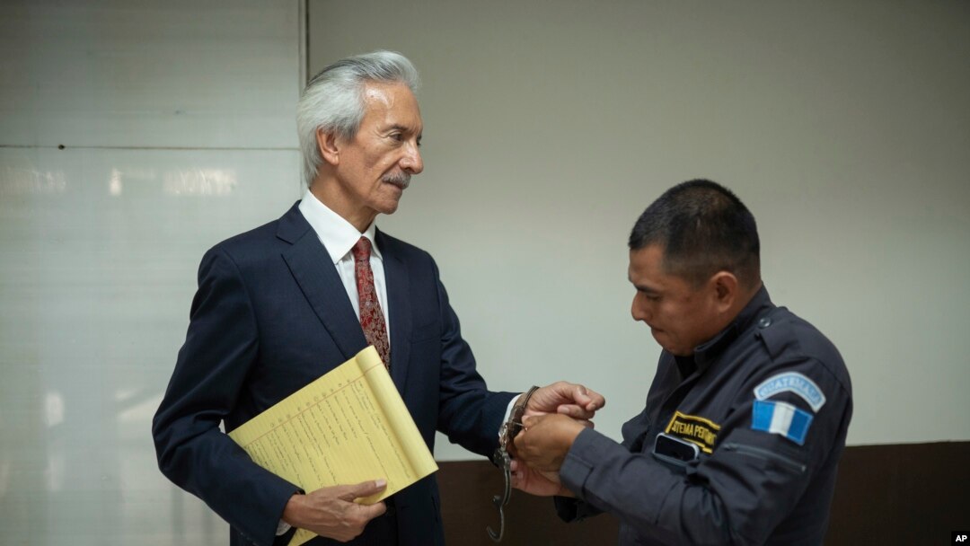 Un guardia le quita las esposas al galardonado periodista José Rubén Zamora cuando llega al primer día de su juicio por cargos de lavado de dinero, en Ciudad de Guatemala, el martes 2 de mayo de 2023.