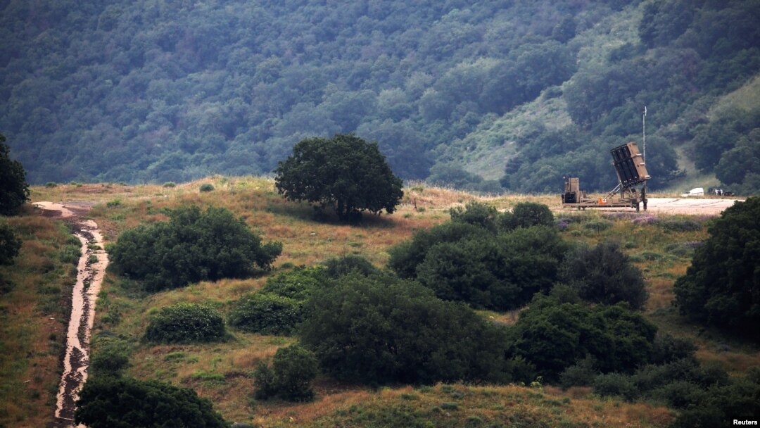 Un sistema antimisiles Iron Dome de Israel se aprecia del lado israelí de la frontera con Siria en los Altos del Golan, ocupados por Israel. Mayo 9 de 2018.