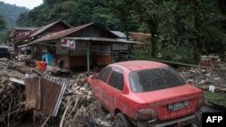 Eneo lililoharibiwa na mafuriko na lava katika wilaya ya Tanah Datar, magharibi mwa jimbo la Sumatra, Indonesia, Mei 12, 2024. Picha ya AFP