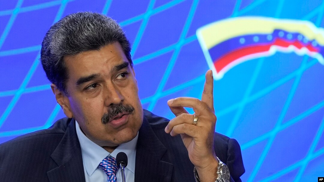 El presidente Nicolás Maduro habla durante una reunión en el palacio de Miraflores en Caracas con la primera ministra de Barbados, Mia Mottley. el pasado 8 de julio. El mandatario firmó este mes un decreto sobre exoneraciones tributarias para importaciones de bienes al país.
