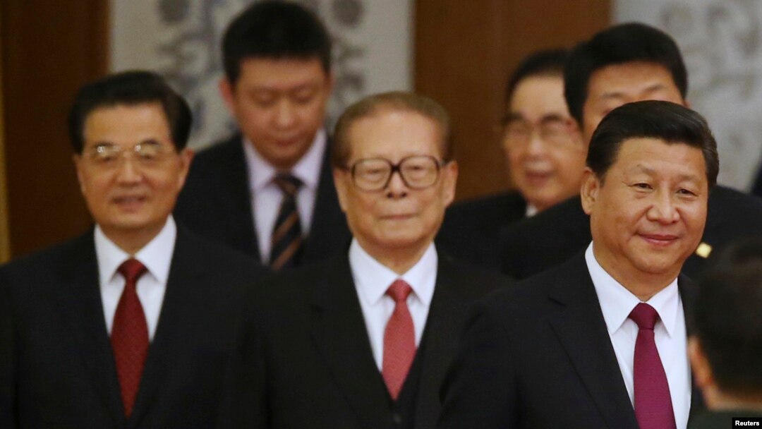 지난달 30일 시진핑 중국 국가주석(오른쪽)이 건국 65주년을 맞아 퇴임한 국가 원수들과 함께 기념식장으로 걸어들오고 있다.