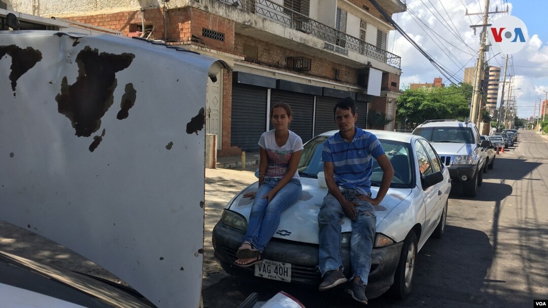 Antonieta y Mervis, de 24 y 30 años, esperan en una larga fila de vehículos a las afueras de una estación de servicio en Maracaibo. Dicen que no votaron porque la elección de hoy es “una trampa”.