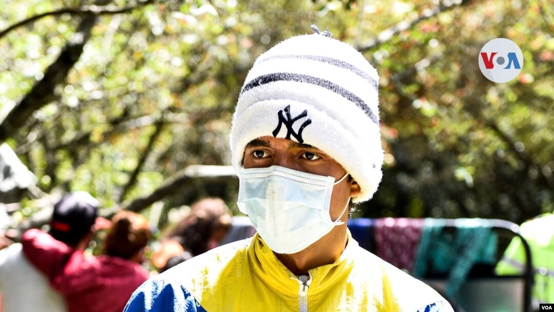 Cientos de migrantes están refugiados en campamentos improvisados, al norte de Bogotá. Las autoridades dicen que, pese a que se les han ofrecido albergues, ellos se han negado y solo piden que les permitan retornar a su país. [Foto: Diego Huertas]