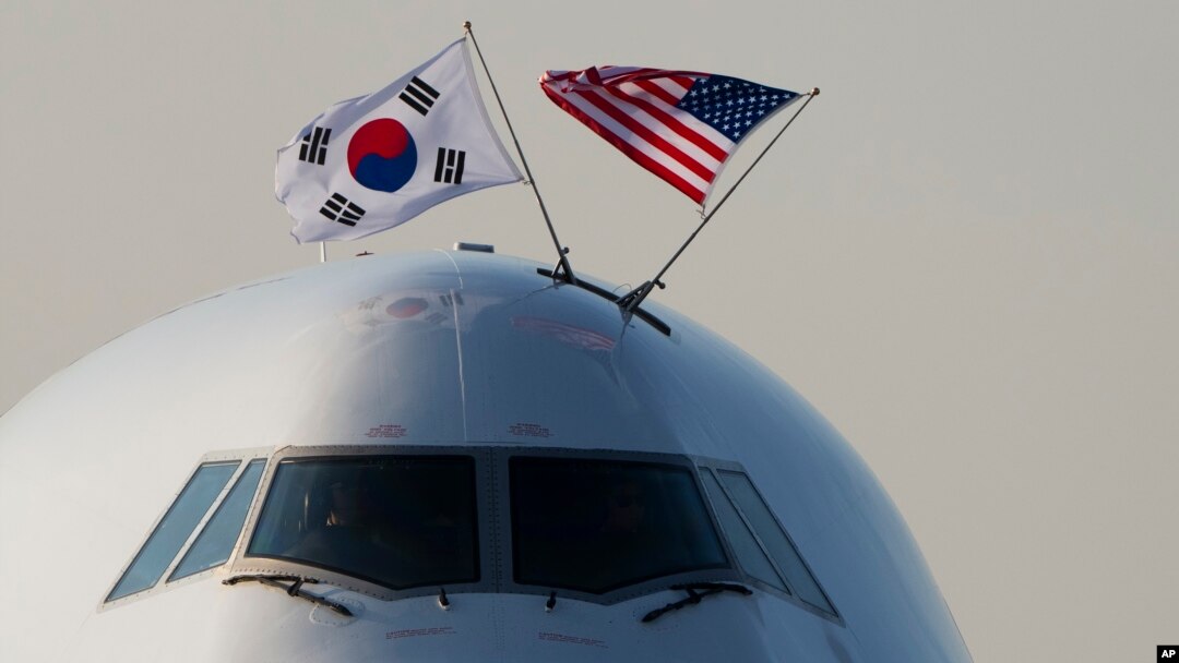 나토 정상회의에 참석하기 위해 10일 워싱턴을 찾은 윤석열 한국 대통령을 태운 항공기가 메릴랜드주 앤드류스 공군기지 활주로에 착륙하고 있다.