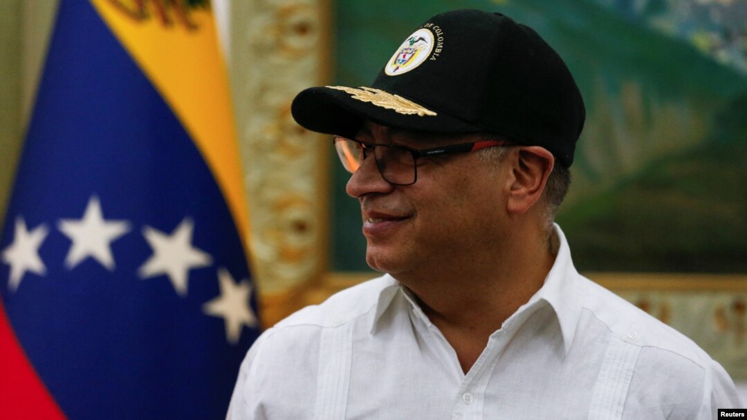 El presidente colombiano Gustavo Petro sonríe durante su reunión con el mandatario venezolano Nicolás Maduro en Caracas, el 9 de abril de 2024. Este miércoles, el jefe de Estado de Colombia anunció que se reuniría con la oposición venezolana.