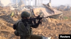 Un soldado israelí opera en la Franja de Gaza en medio del conflicto entre Israel y el grupo islamista palestino Hamás, en esta captura de pantalla obtenida de un video publicado el 8 de enero de 2024.