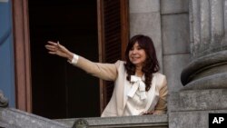 La vicepresidenta argentina, Cristina Fernandez, saluda a sus partidarios desde un balcón de su oficina en el Congreso, en Buenos Aires, el 23 de agosto de 2022. Foto Reuters.