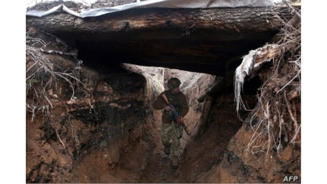 Un militar ucraniano patrulla a lo largo de una posición en la línea del frente con separatistas respaldados por Rusia no lejos de Avdiivka, región de Donetsk, el 5 de abril de 2021.