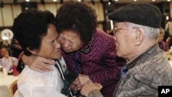 지난 2010년 북한 금강산에서 상봉한 남북한 이산가족들. (자료사진)