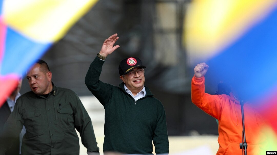 El presidente de Colombia, Gustavo Petro, asiste a una marcha en apoyo de las reformas en los sectores de salud, jubilación, empleo y prisiones propuestas por su gobierno, en Bogotá, el 1 de mayo de 2024.