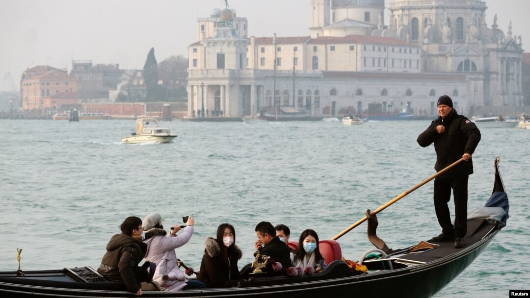 Las mascarillas son la orden del día para protegerse del coronavirus. En la foto, en Venecia, Italia, turistas con mascarilla navegan por los canales, el 31 de enero de 2020..