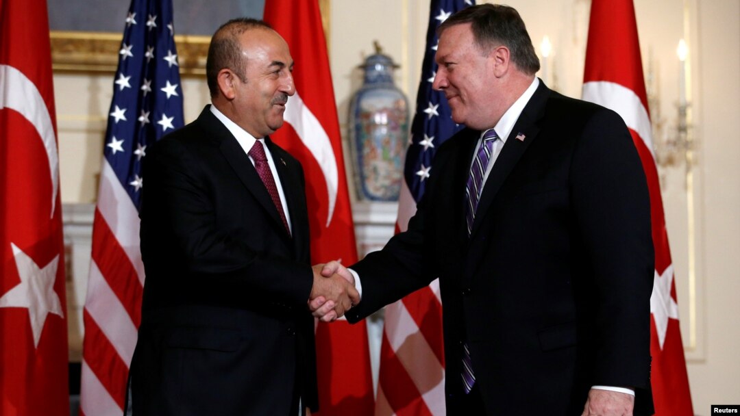 AQSh Davlat kotibi Mayk Pompeo (o'ngda) Turkiya Tashqi ishlar vaziri Mevlut Chovusho'g'li bilan, Vashington, AQSh, 4-iyun, 2018-yil.