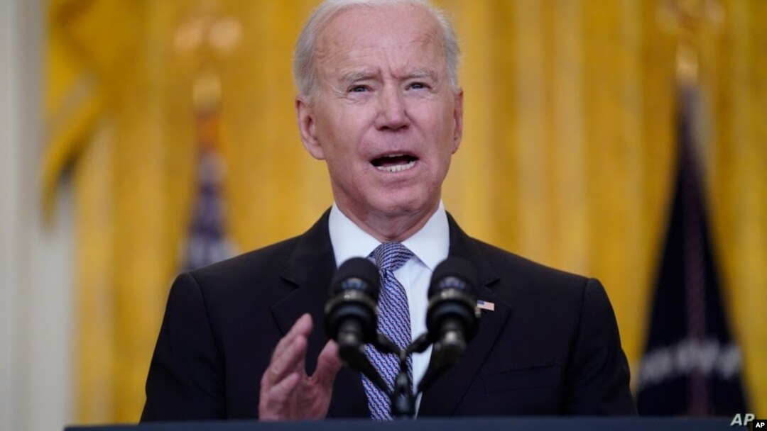 El presidente Joe Biden habla en el Salón Este de la Casa Blanca, en Washington, el 17 de mayo de 2021