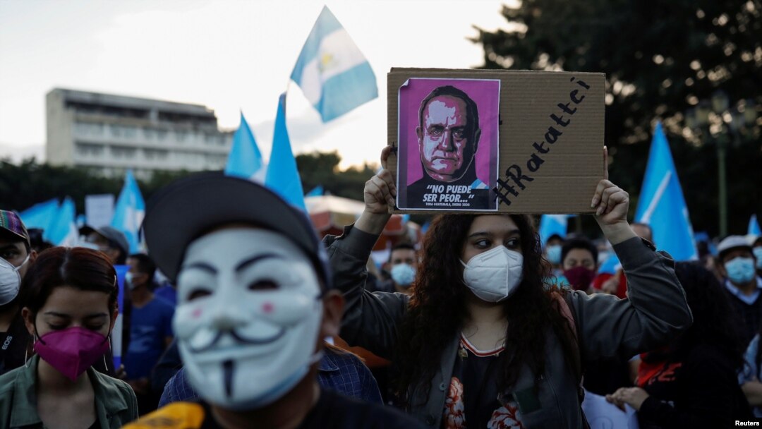 Manifestantes demandan la renuncia del presidente Alejandro Giammattei en Ciudad de Guatemala, el 28 de noviembre de 2020.