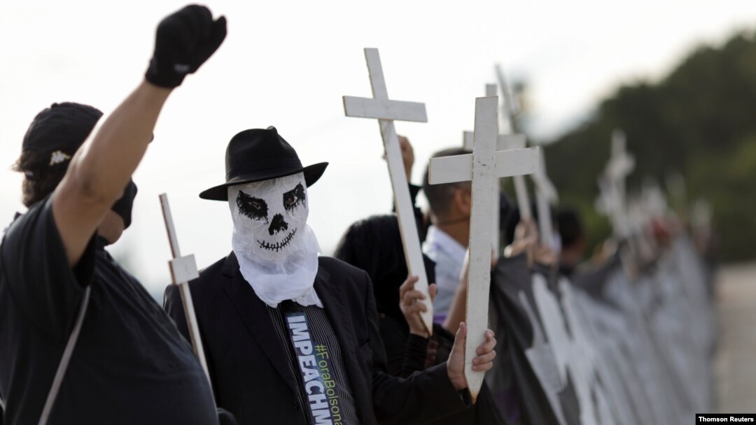 Manifestantes protestan contra el manejo del presidente brasileño Bolsonaro del brote de COVID-19, en Brasilia, el 26 de marzo de 2021.