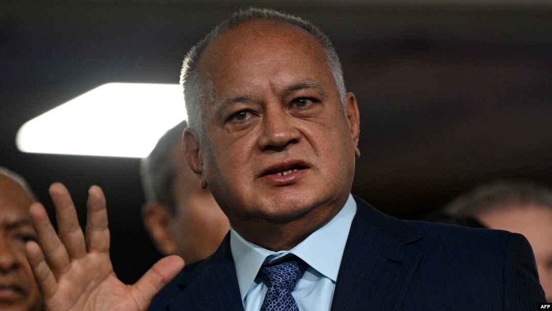  El diputado venezolano Diosdado Cabello hace un gesto al salir del Tribunal Supremo de Justicia (TSJ) en Caracas el 9 de agosto de 2024.