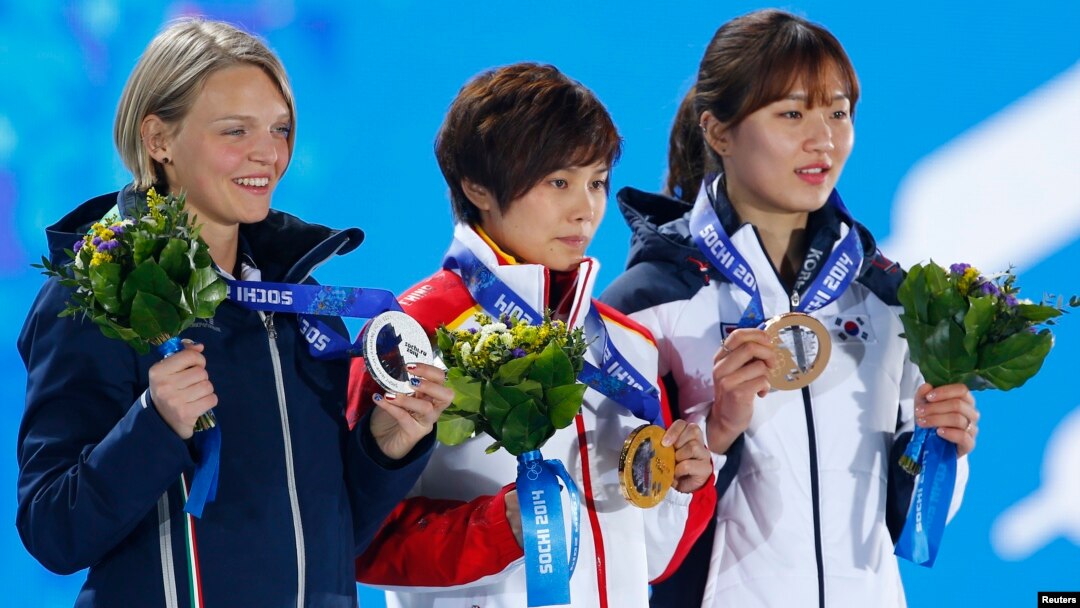 쇼트트랙 여자 500 미터 결승에서 동메달을 획득한 한국의 박승희 선수가 금메달을 딴 중국의 지안로우 선수(가운데), 은메달을 획득한 이탈리아의 아리아나 폰타나 선수와 시상대에 나란히 서 있다.