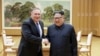 美國國務卿蓬佩奧和北韓領導人金正恩握手。(2018年5月9日)