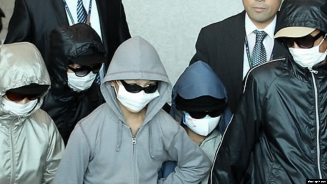 지난해 10월 목선을 타고 표류하다 일본에 도착했던 탈북자들이 인천공항을 통해 입국하는 장면(자료사진)