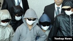 지난 2011년 10월 목선을 타고 표류하다 일본에 도착한 탈북자들이 인천공항을 통해 한국으로 입국하고 있다. (자료사진)