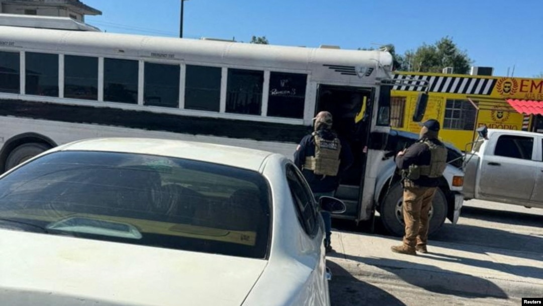 La policía afuera de un autobús que transporta a migrantes que fueron secuestrados en el estado mexicano de Tamaulipas, el 3 de enero de 2024. Presidencia de México/vía REUTERS 